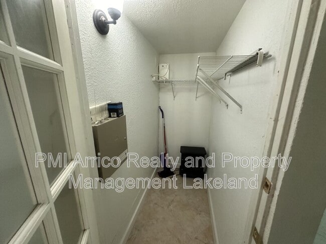 Building Photo - 721 W Socrum Loop Rd