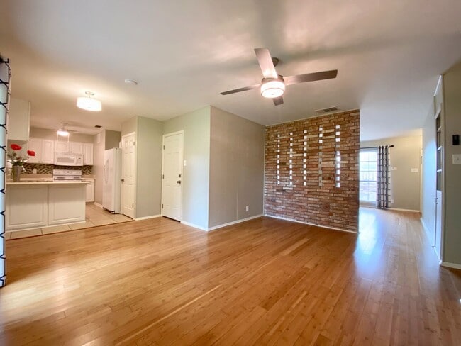 Building Photo - Colonies North Home with 3 BD | 2 BA Available JULY 2026!!