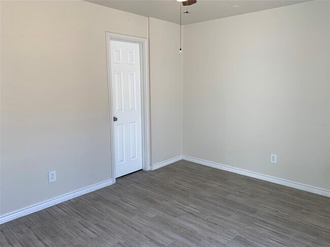 Building Photo - 1817 Saxony Ln