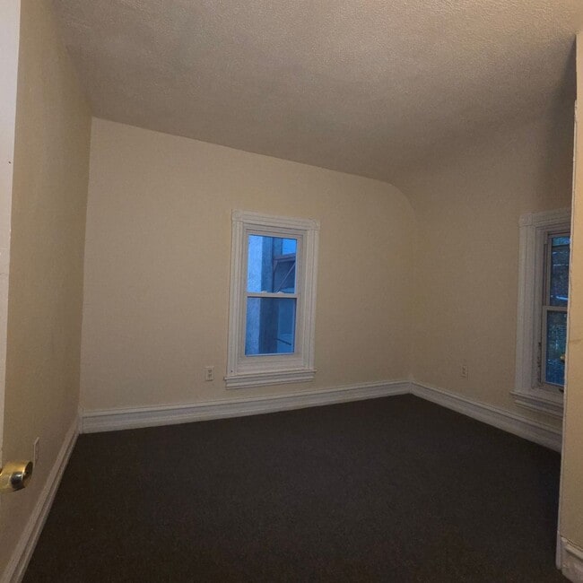 Building Photo - Renovated 3 bedroom House