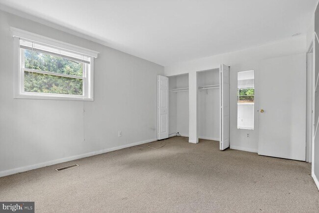 Building Photo - 5 Warren Lodge Ct