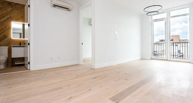 Building Photo - 491 Evergreen Avenue
