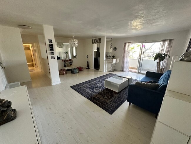 Building Photo - 5625 N Sumner Wy