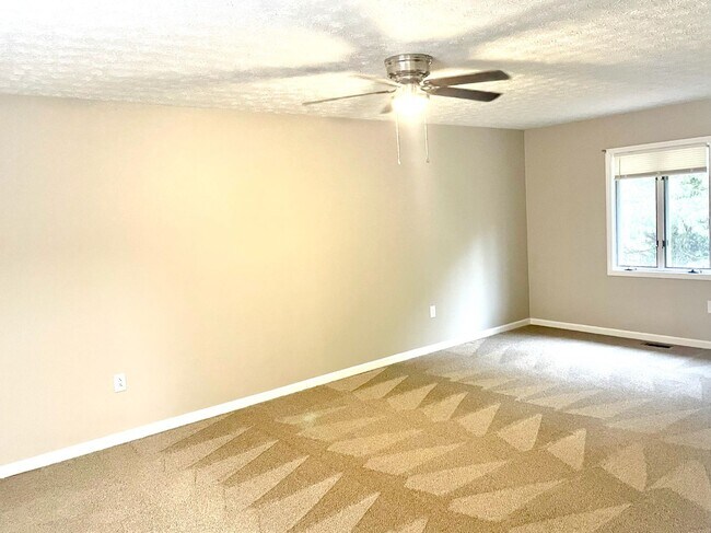 Building Photo - Beautiful 3 Bedroom, 2.5 Bathroom Condo