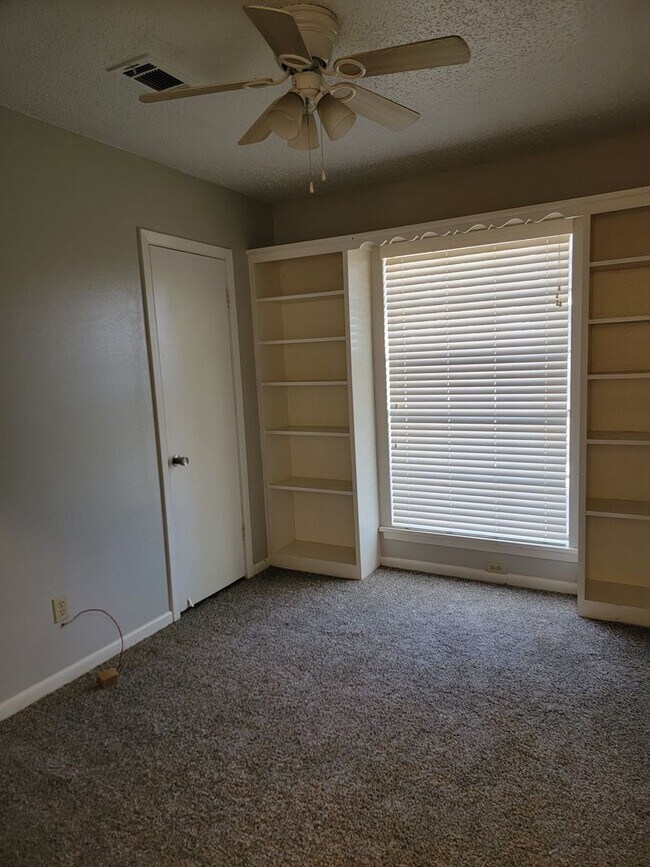 Building Photo - 3 Bedroom 2 bathroom Bossier City