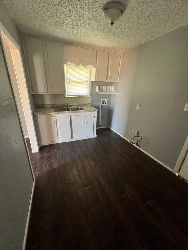 Building Photo - $0 First Month's Rent / $0 Deposit at Move-in