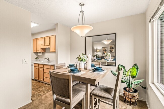 Building Photo - 2 Bedroom 1 Bathroom Lakeside Unit!