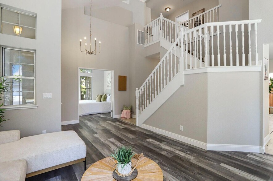 Building Photo - 2056 Middle River Dr