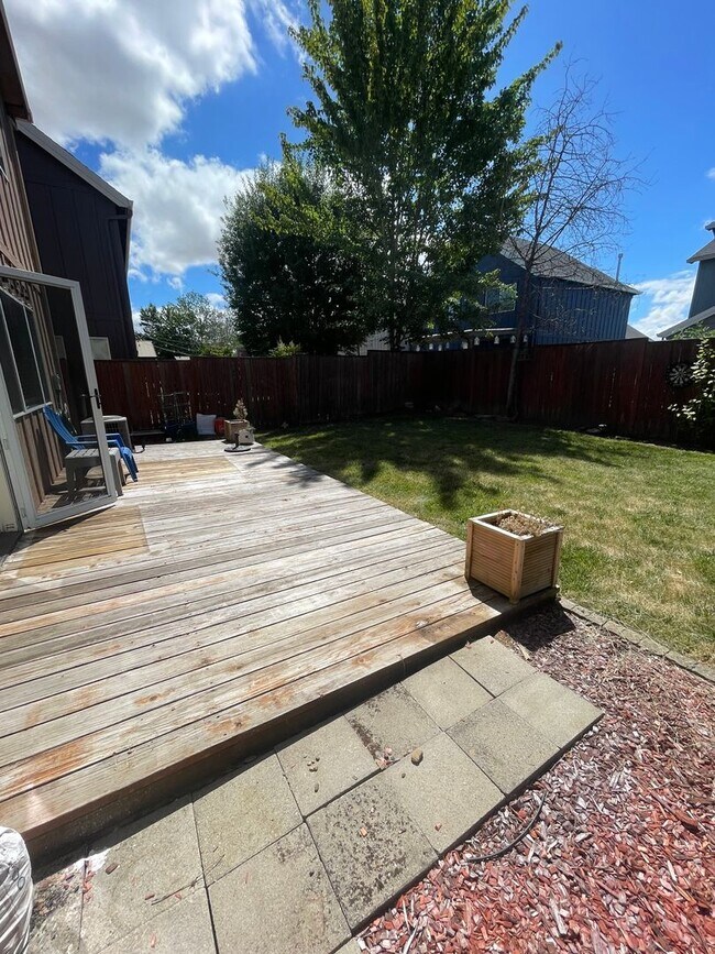 Building Photo - Gorgeous Pet Friendly Three Bedroom Home I...