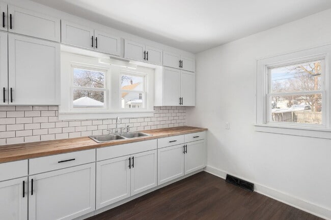 Building Photo - NOW AVAILABLE.  Fully remodeled...