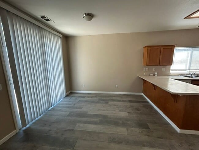 Building Photo - 3 Bedroom 2 Bathroom Home in SW Visalia! Close to Shopping and Restaurants!