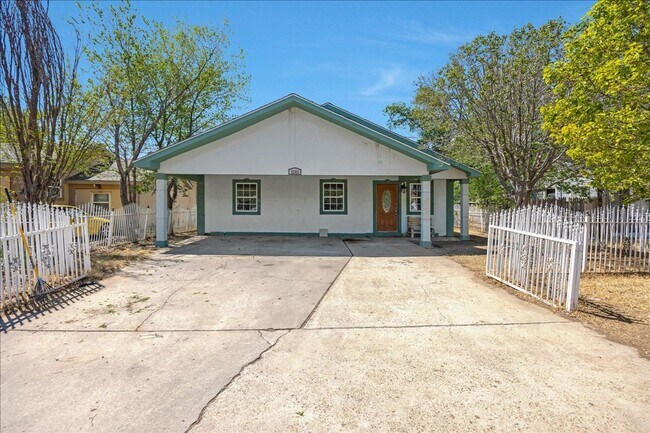 Building Photo - Beautiful large home for Rent $500 off first Month Rent