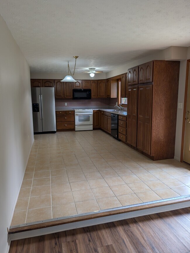Building Photo - 549 Poplar Dr