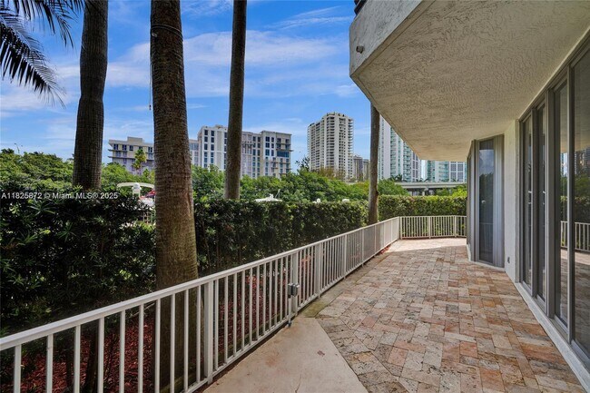 Building Photo - 3500 Mystic Pointe Dr