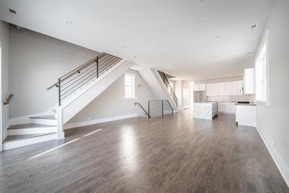 Building Photo - 556 W 18th St