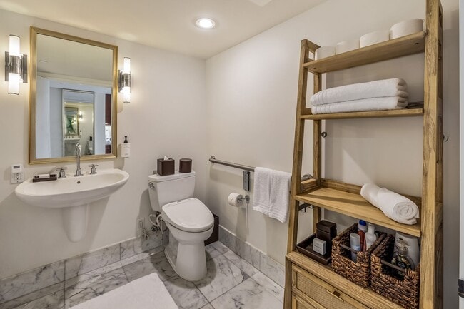 Building Photo - Spacious Waikiki Studio, One Block From Fo...