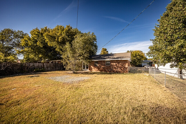 Building Photo - 305 NE Angus St