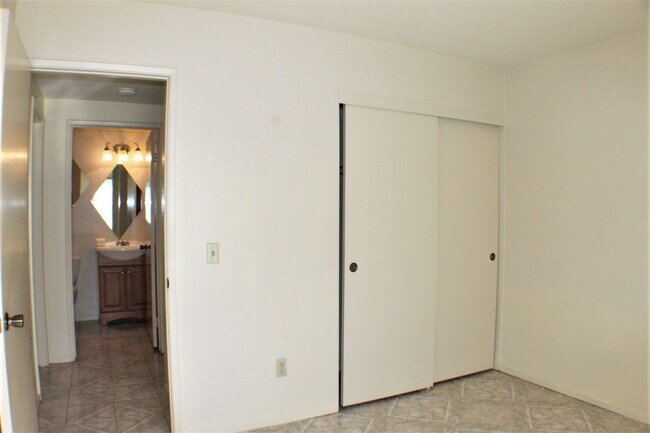 Building Photo - 25740 Rosebay Ct