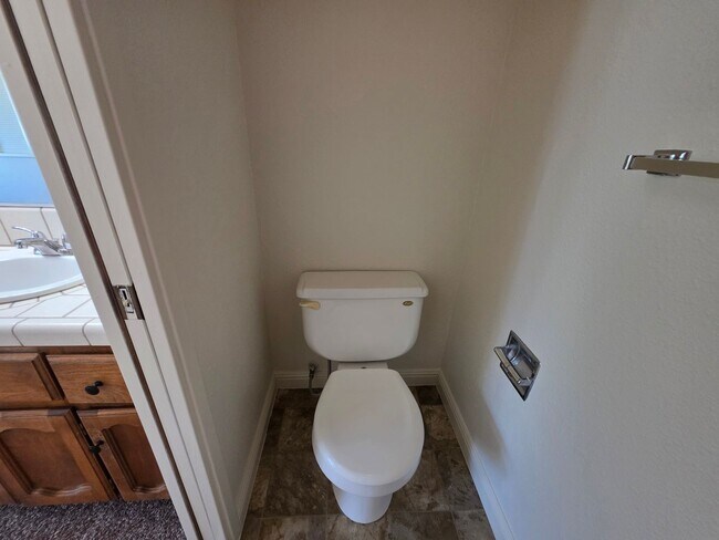 Building Photo - 3 bedroom condo w/2 car garage!