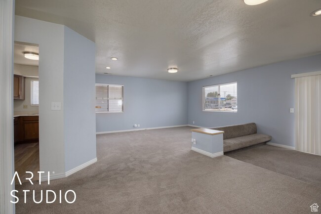 Building Photo - Two-bedroom Apartment in Murray!