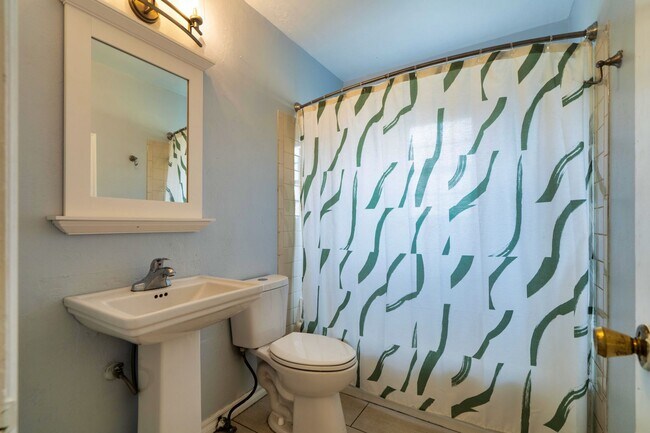 Building Photo - Adorable move in ready bungalow.