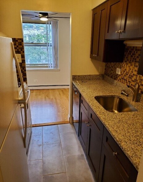 Building Photo - 3710 N Pine Grove Ave