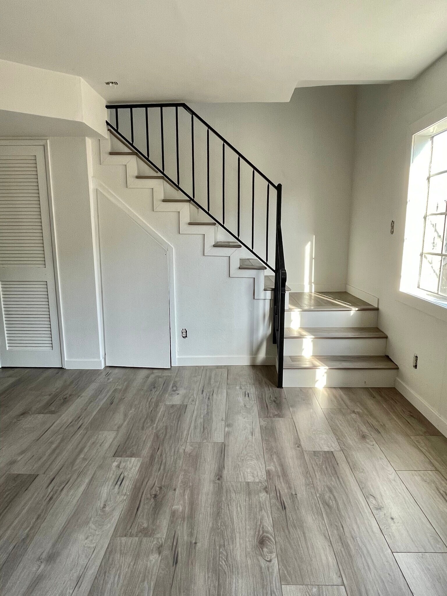 Building Photo - 7349 Balboa Blvd