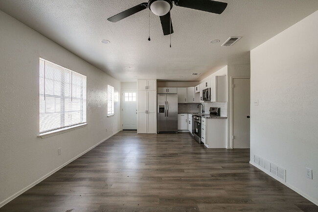 Building Photo - Charming 2 Bedroom Duplex in Westworth Village