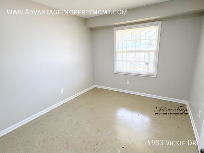 Building Photo - 4983 Vickie Dr