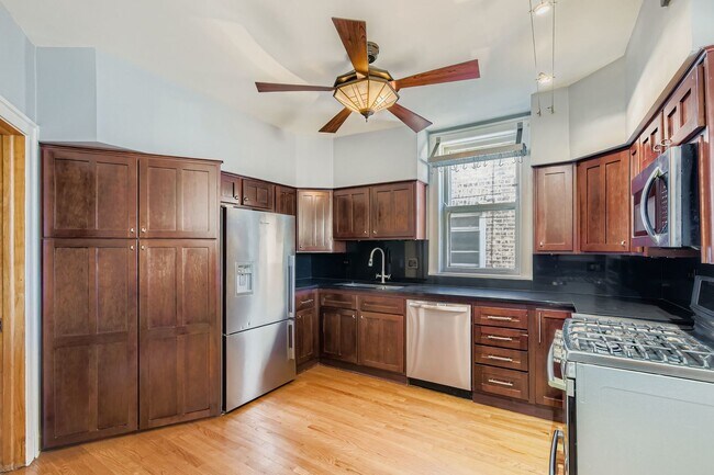 Building Photo - 6712 N Maplewood Ave