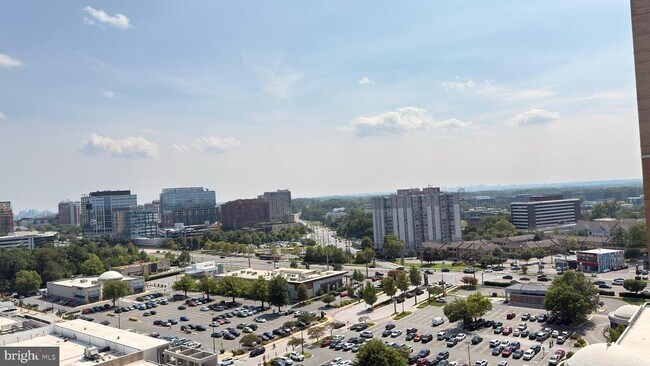 Building Photo - 5750 Bou Ave