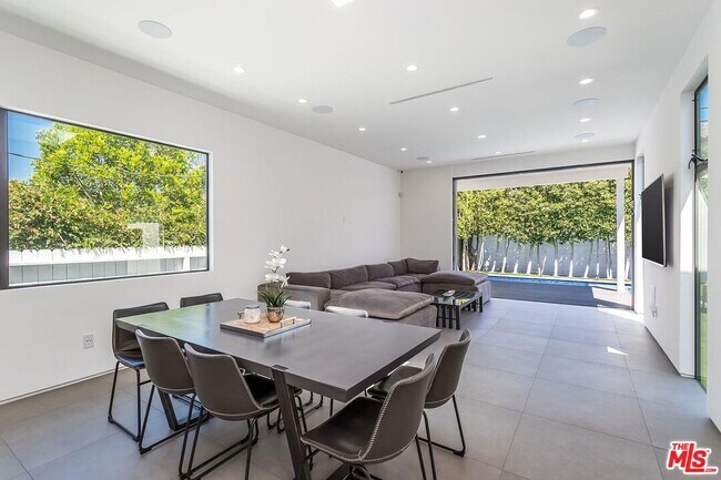 Building Photo - 1948 S Point View St