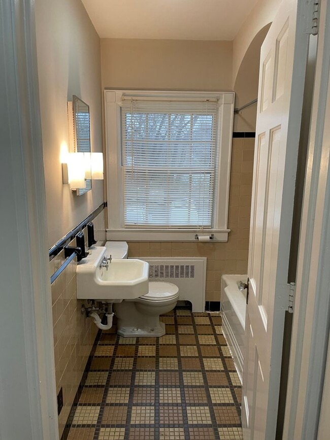 Building Photo - 2 Bedroom Apartment - Statesville Downtown