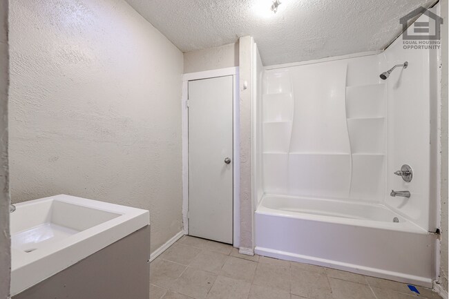 Building Photo - 903