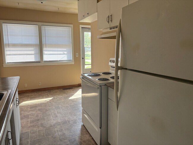 Building Photo - Cute 2 Bedroom 1 Bath Duplex