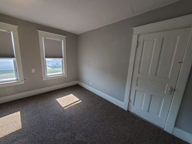Building Photo - 2 Bedroom, 1 Full Bath, 2 Story home in th...