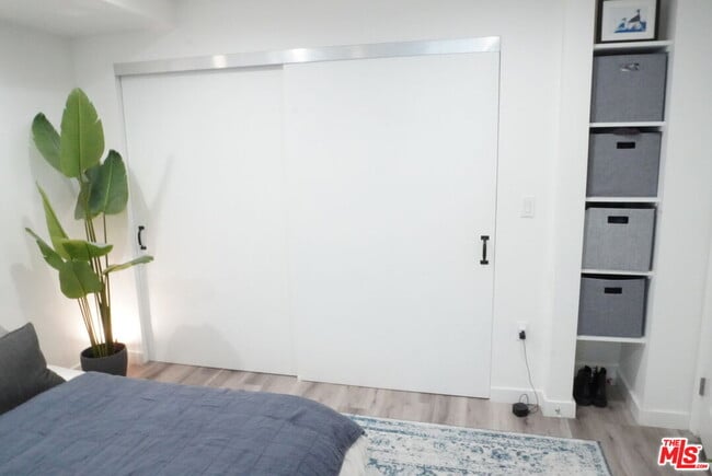 Building Photo - 1157 S Point View St