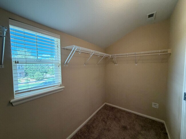 Building Photo - Bright Open-Concept Condo with 1-Car Garage in Prime Commuter Location