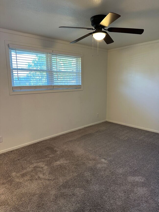 Building Photo - Newly Remodeled 5 Bed, 3 Bath Home – 2-Car...