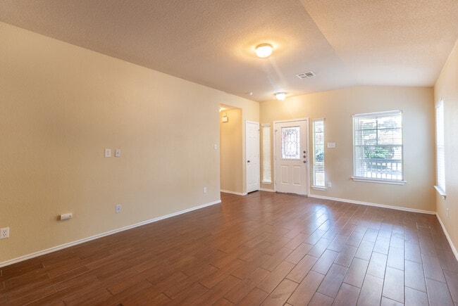 Building Photo - 3 Bedroom, 2 Bath, Single Story Home in Highland Park