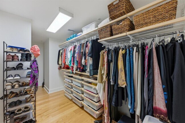 Building Photo - 210 Lee Barton Dr