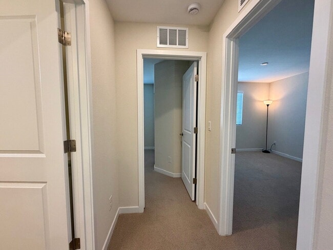 Building Photo - GORGEOUS 4 BED 3 BATH 2 CAR GARAGE SINGLE FAMILY HOME W/ LOFT, VAULTED ENTRYWAY, BACKYARD, AND BE...