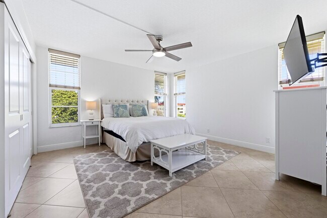 Building Photo - 3000 NE 48th Ct