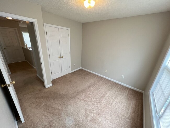 Building Photo - Large 3 bedroom home near downtown Raleigh!