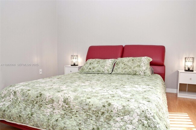 Building Photo - 722 SE Thanksgiving Ave