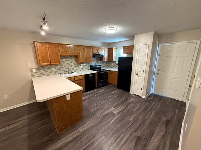 Building Photo - 2 Bed, 1.5 Bath Renovated Townhome!