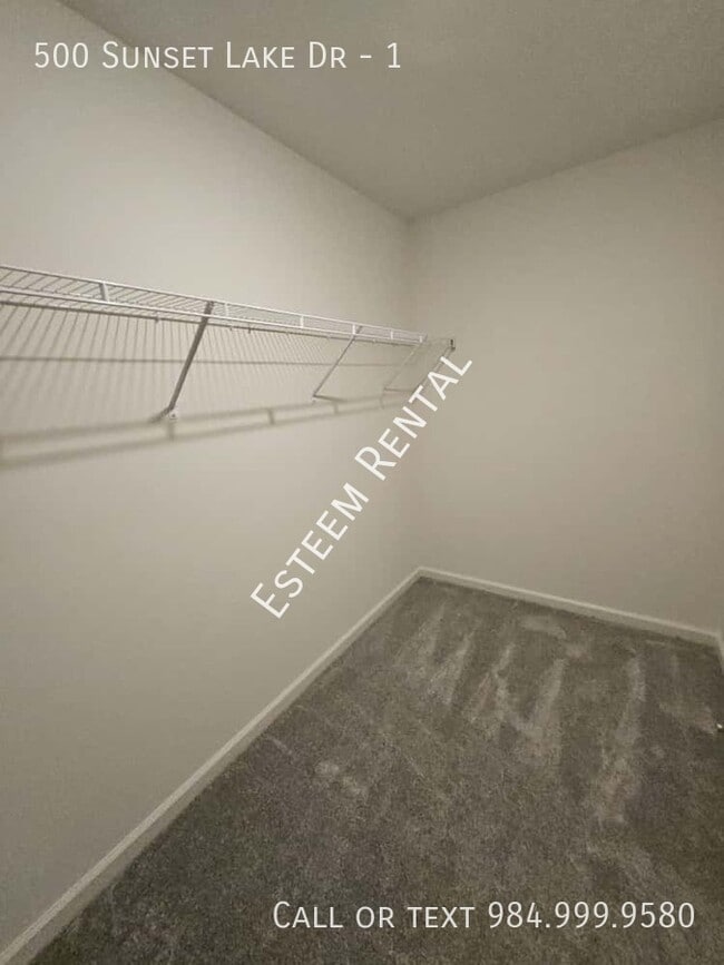 Building Photo - 500 Lake Dr