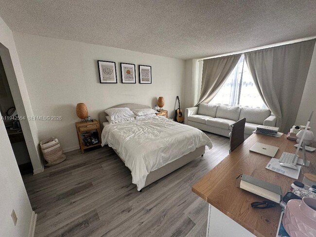 Building Photo - 2333 Brickell Ave