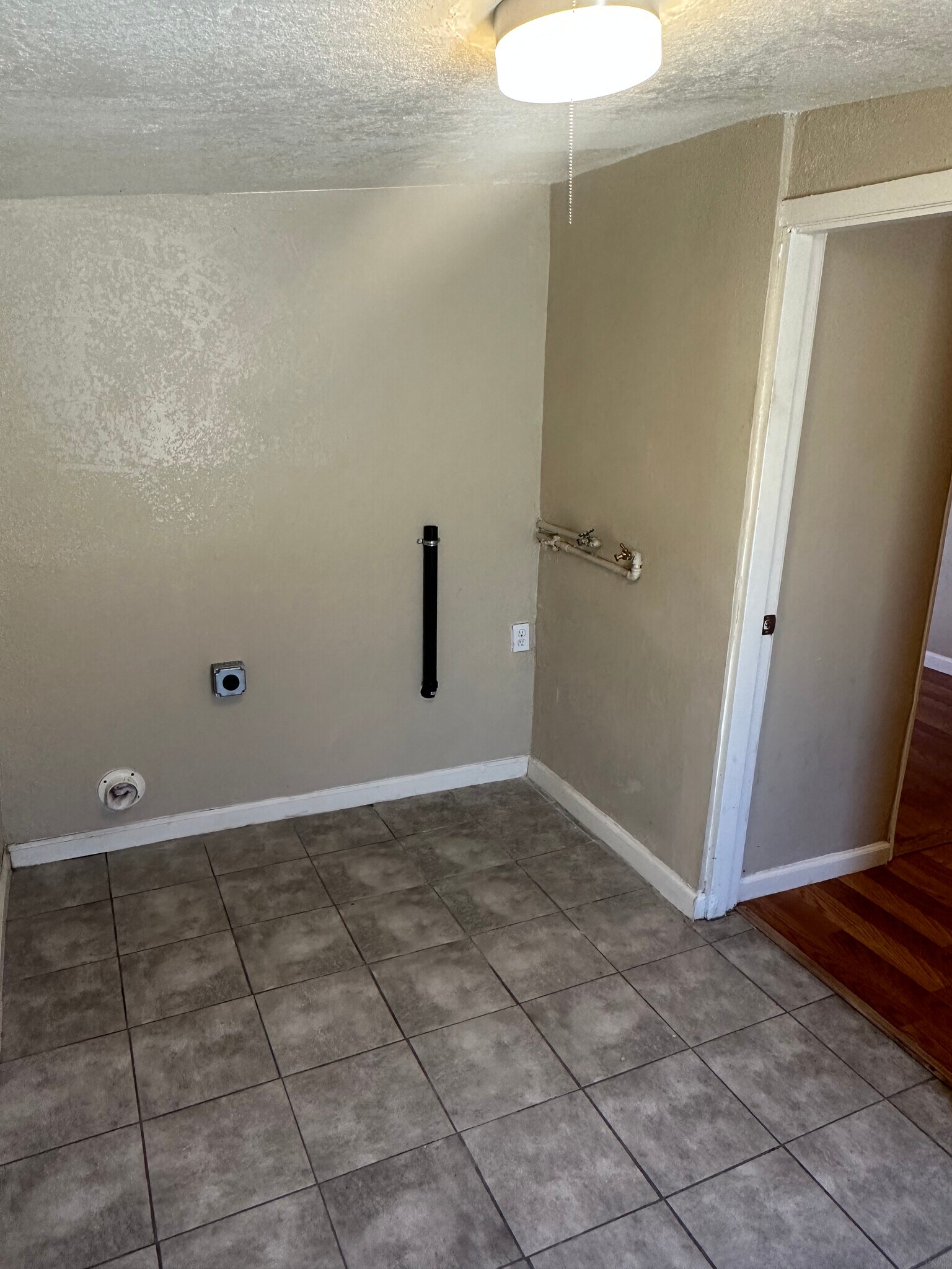 Laundry Room - 934 E Andrews Ave