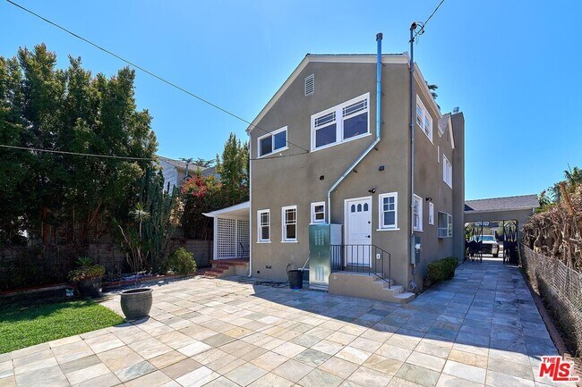 Building Photo - 916 S Victoria Ave